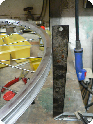 Fahrradfelge Einspeichen